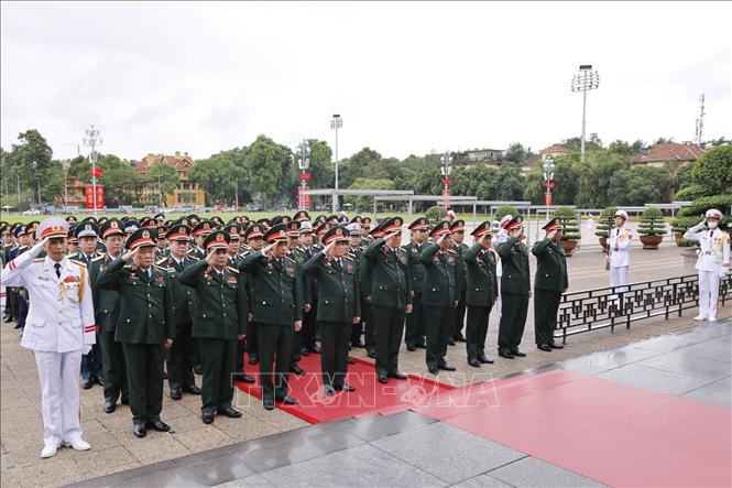 Trong ảnh: Đoàn đại biểu dự Đại hội Đảng bộ Quân đội lần thứ XI đặt vòng hoa và vào Lăng viếng Chủ tịch Hồ Chí Minh. Ảnh: Dương Giang – TTXVN