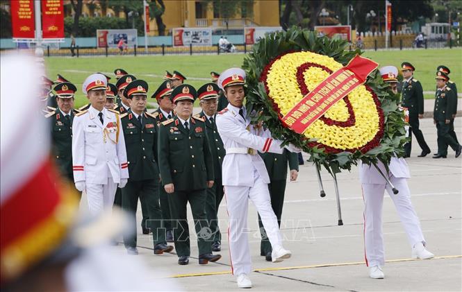 Trong ảnh: Đoàn đại biểu dự Đại hội Đảng bộ Quân đội lần thứ XI đặt vòng hoa và vào Lăng viếng Chủ tịch Hồ Chí Minh. Ảnh: Dương Giang – TTXVN
