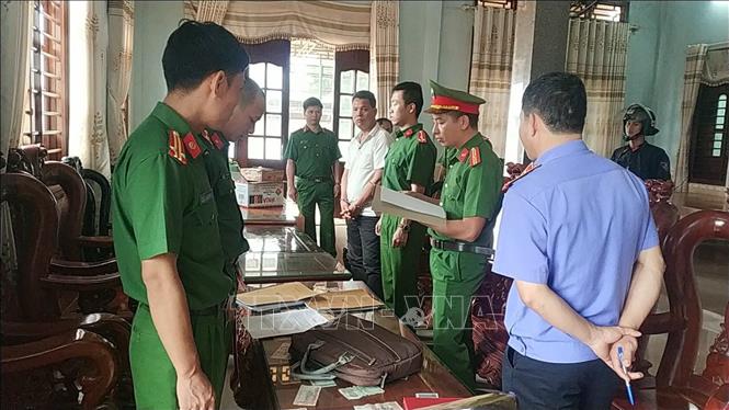 Trong ảnh: Cơ quan Cảnh sát Điều tra- Công an tỉnh Gia Lai tiến hành đọc lệnh khởi tố vụ án, khởi tố bị can đối với Lê Huy Vũ. Ảnh: Quang Thái- TTXVN