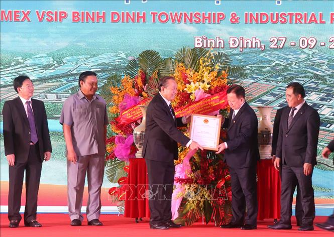 Phó Thủ tường Thường trực Trương Hòa Bình trao chứng nhận đầu tư cho Khu công nghiệp, đô thu và dịch vụ Becamex VSIP Bình Định. Ảnh: Phạm Kha – TTXVN