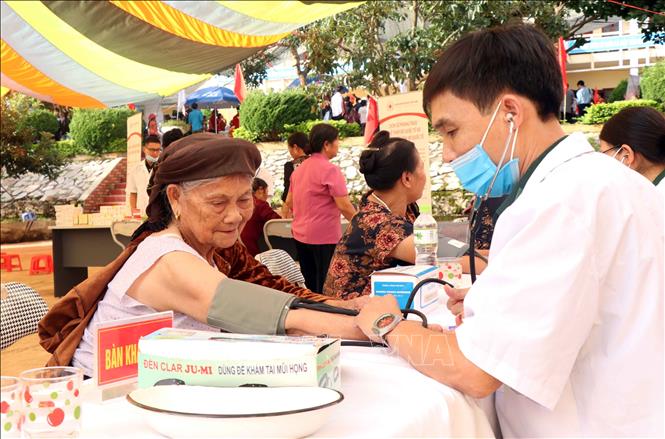 Trong ảnh: Tổ chức khám, tư vấn sức khỏe, cấp phát thuốc miễn phí cho 150 lượt người cao tuổi trên địa bàn xã Phiêng Khoài. Ảnh: Quang Quyết-TTXVN
