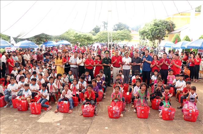 Trong ảnh: Ban tổ chức chương trình tặng quà cho học sinh nghèo Trường Tiểu học Kim Chung, xã Phiêng Khoài, huyện Yên Châu, tỉnh Sơn La. Ảnh: Quang Quyết-TTXVN