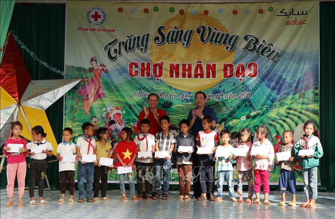 Trong ảnh: Ban tổ chức chương trình tặng quà cho học sinh nghèo Trường Tiểu học Kim Chung, xã Phiêng Khoài, huyện Yên Châu, tỉnh Sơn La. Ảnh: Quang Quyết-TTXVN