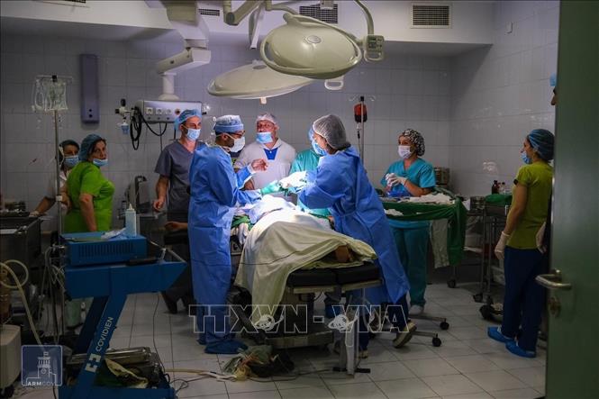 Trong ảnh: Nhân viên y tế điều trị cho người bị thương trong cuộc xung đột giữa binh sĩ Azerbaijan và lực lượng Armenia tại thành phố Stepanakert thuộc khu vực tranh chấp Nagorno-Karabakh. Ảnh: AFP/TTXVN