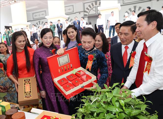 Trong ảnh: Chủ tịch Quốc hội Nguyễn Thị Kim Ngân tham quan gian trưng bày những sản phẩm của tỉnh Thái Nguyên bên lề Đại hội. Ảnh: Trọng Đức - TTXVN