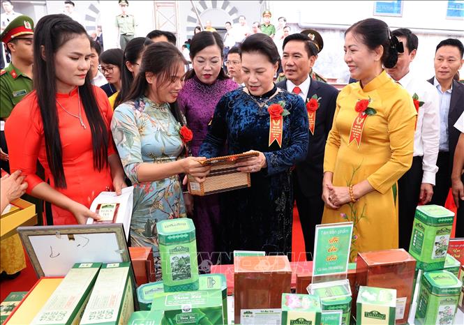 Trong ảnh: Chủ tịch Quốc hội Nguyễn Thị Kim Ngân tham quan gian trưng bày những sản phẩm của tỉnh Thái Nguyên bên lề Đại hội. Ảnh: Trọng Đức - TTXVN