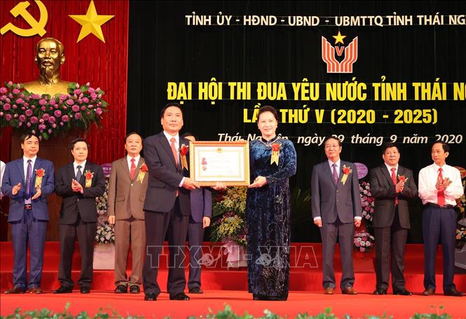 Trong ảnh: Chủ tịch Quốc hội Nguyễn Thị Kim Ngân trao Huân chương Lao động hạng Nhất, Nhì cho các tập thể, cá nhân. Ảnh: Trọng Đức - TTXVN