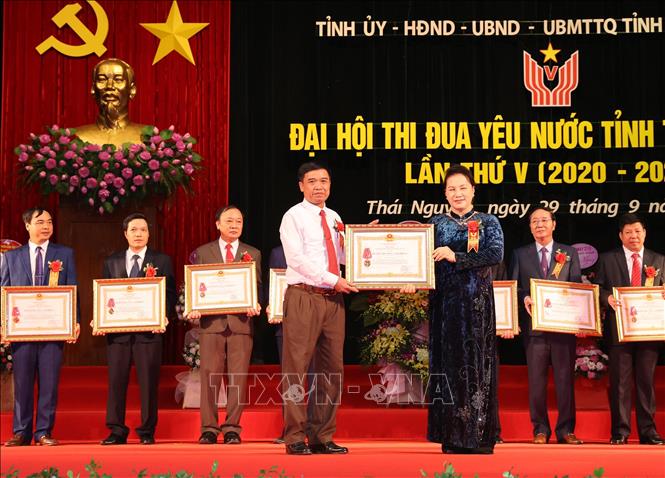 Trong ảnh: Chủ tịch Quốc hội Nguyễn Thị Kim Ngân trao Huân chương Lao động hạng Nhất, Nhì cho các tập thể, cá nhân. Ảnh: Trọng Đức - TTXVN