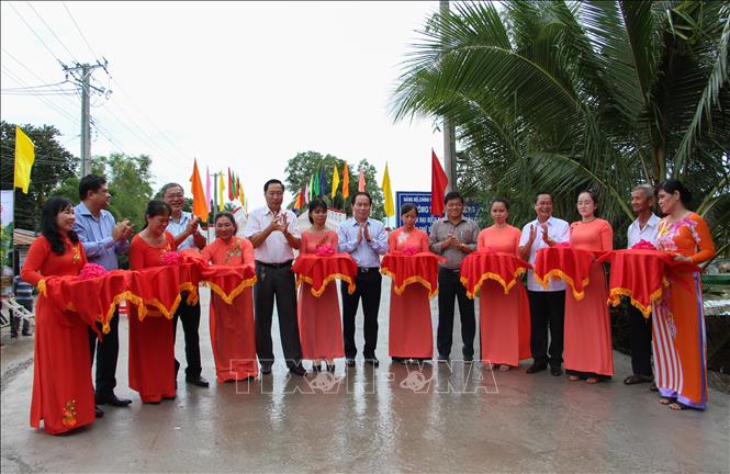 Trong ảnh: Các đại biểu cắt băng khánh thành cầu Nàng Mau 2. Ảnh: Hồng Thái - TTXVN