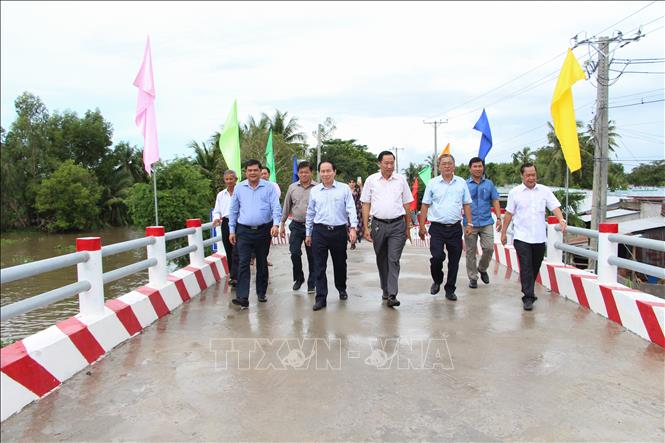 Trong ảnh: Các đại biểu tham quan cầu Nàng Mau 2 trong lễ khánh thành. Ảnh: Hồng Thái - TTXVN