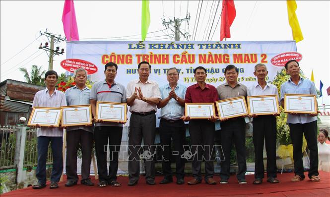 Trong ảnh: Các cá nhân có đóng góp tích cực nhận bằng khen của Chủ tịch UBND tỉnh Hậu Giang. Ảnh: Hồng Thái - TTXVN