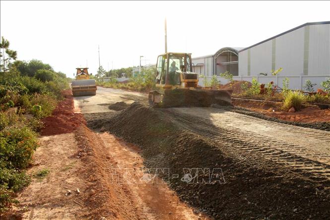 Trong ảnh: Thi công các tuyến đường trong khu công nghiệp tây bắc Đồng Hới (Quảng Bình). Ảnh: Văn Tý - TTXVN