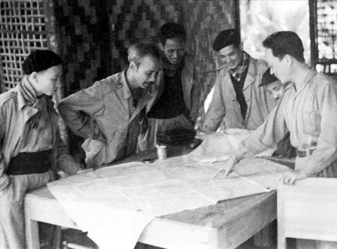 Tháng 6/1950, Bác Hồ cùng Thường vụ Trung ương Đảng chủ trương mở chiến dịch lớn đánh địch trên tuyến biên giới Việt - Trung với mục đích: tiêu diệt một bộ phận quan trọng sinh lực địch; giải phóng một phần biên giới, mở đường giao thông với các nước xã hội chủ nghĩa; mở rộng và củng cố căn cứ địa Việt Bắc. Ảnh: TTXVN