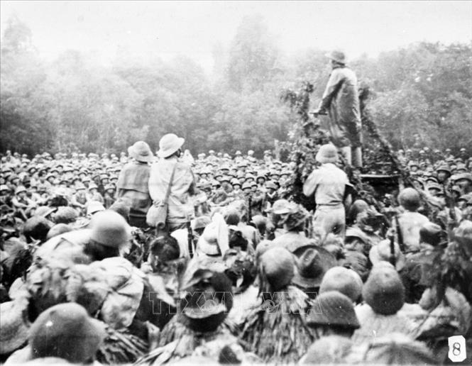 Hạ tuần tháng 8/1950, Chủ tịch Hồ Chí Minh đã lên đường ra mặt trận cùng Bộ Chỉ huy chiến dịch trực tiếp chỉ đạo chiến dịch. Trên đường ra mặt trận, Người ân cần thăm hỏi, nắm thêm tình hình, động viên bộ đội, dân công. Trong ảnh: Bác Hồ thăm và nói chuyện với cán bộ, chiến sĩ tham gia Chiến dịch biên giới 1950. Ảnh: TTXVN