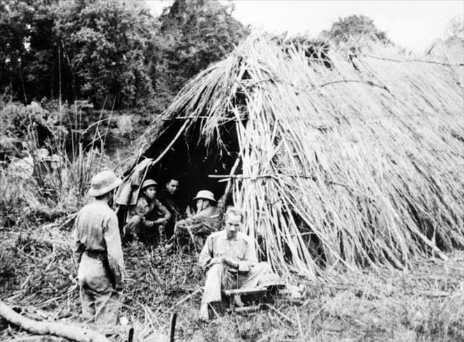 Hạ tuần tháng 8/1950, Chủ tịch Hồ Chí Minh đã lên đường ra mặt trận cùng Bộ Chỉ huy chiến dịch trực tiếp chỉ đạo chiến dịch. Trong ảnh: Chủ tịch Hồ Chí Minh trực tiếp viết chỉ thị ngay trước lều cỏ trên đường đi Chiến dịch Biên giới năm 1950. Ảnh: TTXVN