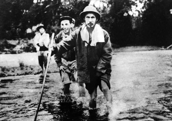 Hạ tuần tháng 8/1950, Chủ tịch Hồ Chí Minh đã lên đường ra mặt trận cùng Bộ Chỉ huy chiến dịch trực tiếp chỉ đạo chiến dịch. Trong ảnh: Chủ tịch Hồ Chí Minh trên đường đi Chiến dịch Biên giới năm 1950. Ảnh: TTXVN