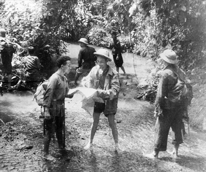 Hạ tuần tháng 8/1950, Chủ tịch Hồ Chí Minh đã lên đường ra mặt trận cùng Bộ Chỉ huy chiến dịch trực tiếp chỉ đạo chiến dịch. Trên đường ra mặt trận, Người ân cần thăm hỏi, nắm thêm tình hình, động viên bộ đội, dân công. Có Bác Hồ đi chiến dịch, mọi người như được tăng thêm sức mạnh, ai nấy đều hăng hái, tin tưởng, quyết tâm. Trong ảnh: Chủ tịch Hồ Chí Minh trên đường đi Chiến dịch Biên giới năm 1950. Ảnh: TTXVN