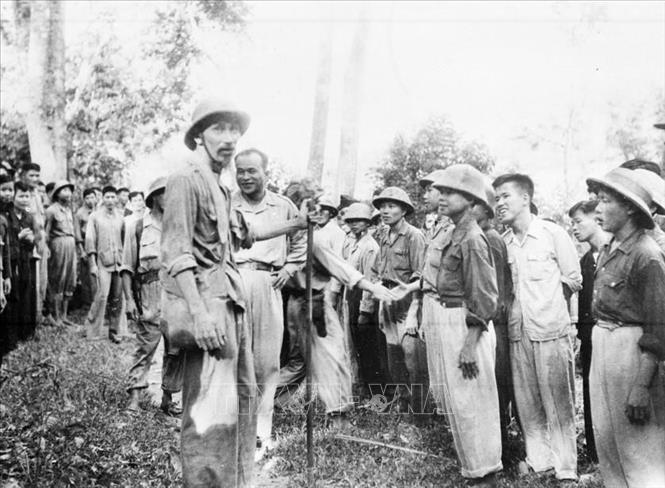 Hạ tuần tháng 8/1950, Chủ tịch Hồ Chí Minh đã lên đường ra mặt trận cùng Bộ Chỉ huy chiến dịch trực tiếp chỉ đạo chiến dịch. Trên đường ra mặt trận, Người ân cần thăm hỏi, nắm thêm tình hình, động viên bộ đội, dân công. Có Bác Hồ đi chiến dịch, mọi người như được tăng thêm sức mạnh, ai nấy đều hăng hái, tin tưởng, quyết tâm. Trong ảnh: Chủ tịch Hồ Chí Minh gặp các chiến sĩ bộ đội trên đường đi Chiến dịch Biên giới năm 1950. Ảnh: TTXVN