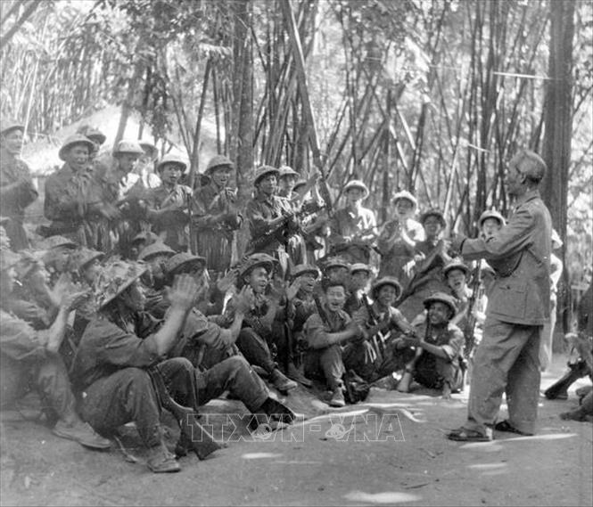 Hạ tuần tháng 8/1950, Chủ tịch Hồ Chí Minh đã lên đường ra mặt trận cùng Bộ Chỉ huy chiến dịch trực tiếp chỉ đạo chiến dịch. Trên đường ra mặt trận, Người ân cần thăm hỏi, nắm thêm tình hình, động viên bộ đội, dân công. Có Bác Hồ đi chiến dịch, mọi người như được tăng thêm sức mạnh, ai nấy đều hăng hái, tin tưởng, quyết tâm. Trong ảnh: Chủ tịch Hồ Chí Minh đến thăm và nói chuyện với cán bộ, chiến sĩ tham gia Chiến dịch Biên giới năm 1950. Ảnh TTXVN