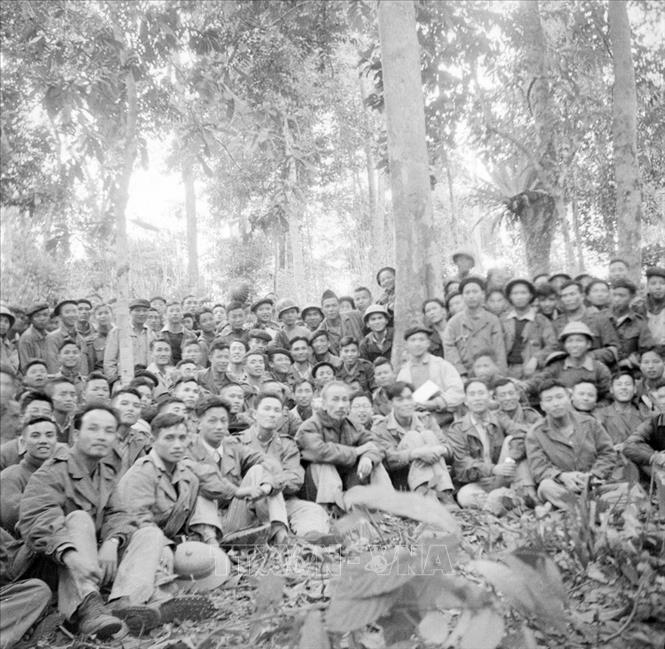 Hạ tuần tháng 8/1950, Chủ tịch Hồ Chí Minh đã lên đường ra mặt trận cùng Bộ Chỉ huy chiến dịch trực tiếp chỉ đạo chiến dịch. Trên đường ra mặt trận, Người ân cần thăm hỏi, nắm thêm tình hình, động viên bộ đội, dân công. Trong ảnh: Bác Hồ đến thăm cán bộ, chiến sĩ tham gia chiến dịch Biên giới 1950. Ảnh: TTXVN