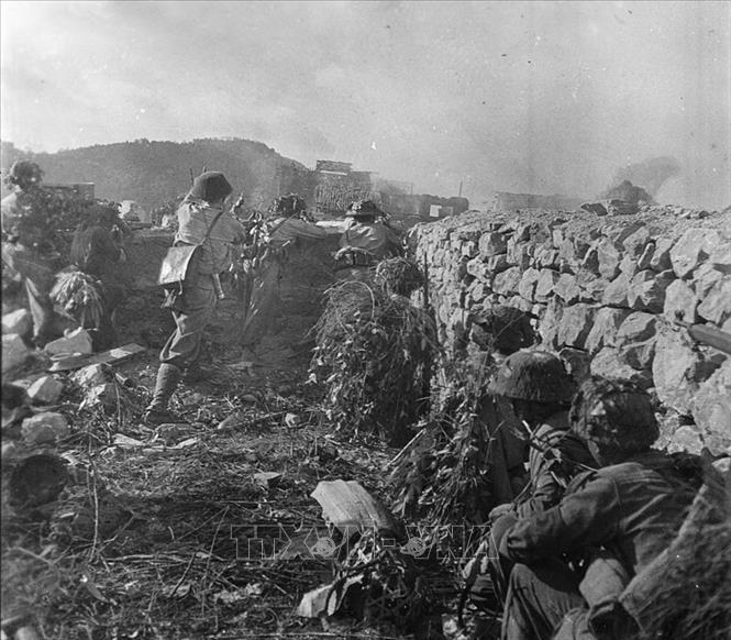 Sáng sớm ngày 16/9/1950, ta bắt đầu nổ súng đánh cụm cứ điểm Đông Khê, mở màn chiến dịch. Mặc dù địch chống cự hết sức quyết liệt và tình huống chiến đấu diễn ra rất gay go, phức tạp, song bộ đội ta vẫn dũng cảm chiến đấu, tổ chức nhiều đợt xung phong, kiên quyết hoàn thành nhiệm vụ. Sau 54 giờ chiến đấu, sáng ngày 18/9, bộ đội ta chiếm toàn bộ cụm cứ điểm Đông Khê. Trong ảnh: Bộ đội xung kích tấn công lô cốt địch tại mặt trận Đông Khê. Ảnh: TTXVN