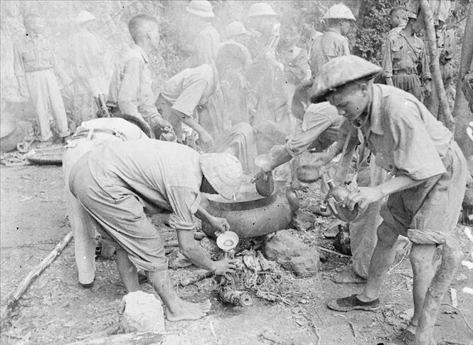 Trong ảnh: Phút nghỉ ngơi của bộ đội ta giữa hai trận đánh trong Chiến dịch biên giới 1950. Ảnh: TTXVN