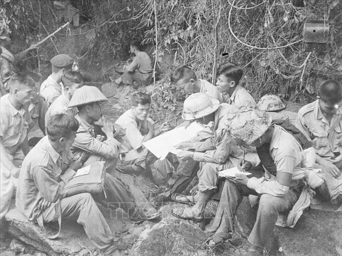 Trong ảnh: Ban chỉ huy một đơn vị bộ đội ta đang bàn bạc bổ sung kế hoạch tác chiến và nhận định tình hình chiến trường trong Chiến dịch biên giới 1950. Ảnh: TTXVN