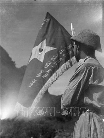 Trong ảnh: Lá cờ tặng tiểu đoàn 374, một trong những đơn vị tham gia Chiến dịch biên giới 1950. Ảnh: TTXVN