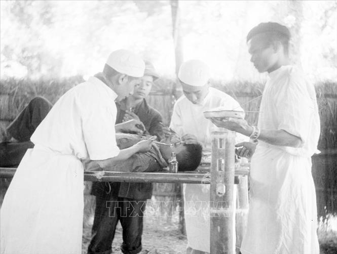 Trong ảnh: Cứu chữa thương binh tại mặt trận biên giới 1950. Ảnh: TTXVN