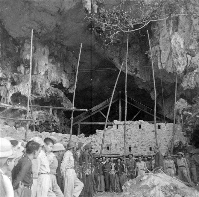 Hạ tuần tháng 8/1950, Chủ tịch Hồ Chí Minh đã lên đường ra mặt trận cùng Bộ Chỉ huy chiến dịch trực tiếp chỉ đạo chiến dịch. Trên đường ra mặt trận, Người ân cần thăm hỏi, nắm thêm tình hình, động viên bộ đội, dân công. Trong ảnh: Chủ tịch Hồ Chí Minh thăm và nói chuyện với cán bộ, chiến sĩ tham gia Chiến dịch biên giới 1950. Ảnh: TTXVN