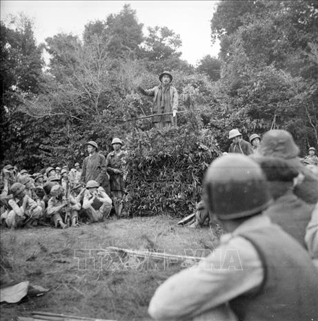 Hạ tuần tháng 8/1950, Chủ tịch Hồ Chí Minh đã lên đường ra mặt trận cùng Bộ Chỉ huy chiến dịch trực tiếp chỉ đạo chiến dịch. Trên đường ra mặt trận, Người ân cần thăm hỏi, nắm thêm tình hình, động viên bộ đội, dân công. Trong ảnh: Chủ tịch Hồ Chí Minh thăm và nói chuyện với cán bộ, chiến sĩ tham gia Chiến dịch biên giới 1950. Ảnh: TTXVN