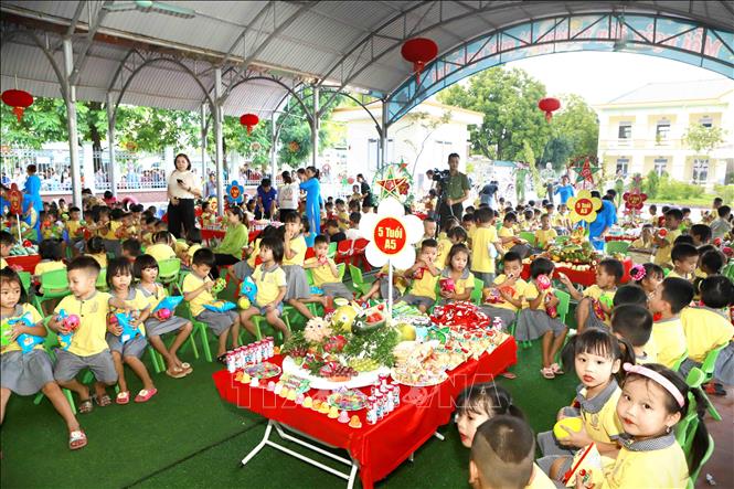 Trong ảnh: Các cháu ở Trường mầm non xã Trung Mỹ vui phá cỗ Trung thu. Ảnh: Hoàng Hùng - TTXVN