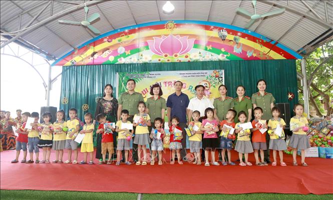 Trong ảnh: Đoàn Công an tỉnh Vĩnh Phúc tặng 17 suất quà cho học sinh trường mầm non xã Trung Mỹ. Ảnh: Hoàng Hùng - TTXVN