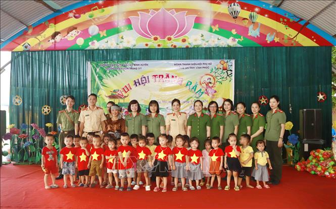 Trong ảnh: Đoàn Công an tỉnh Vĩnh Phúc vui đón trung thu với thiếu nhi trường mầm non xã Trung Mỹ. Ảnh: Hoàng Hùng - TTXVN