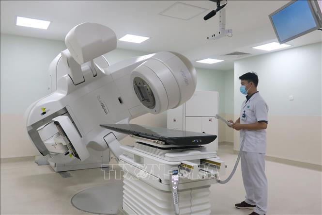 Trong ảnh: Vận hành thử máy gia tốc xạ trị hiện đại nhất Việt Nam. Ảnh: Đinh Hằng - TTXVN                               