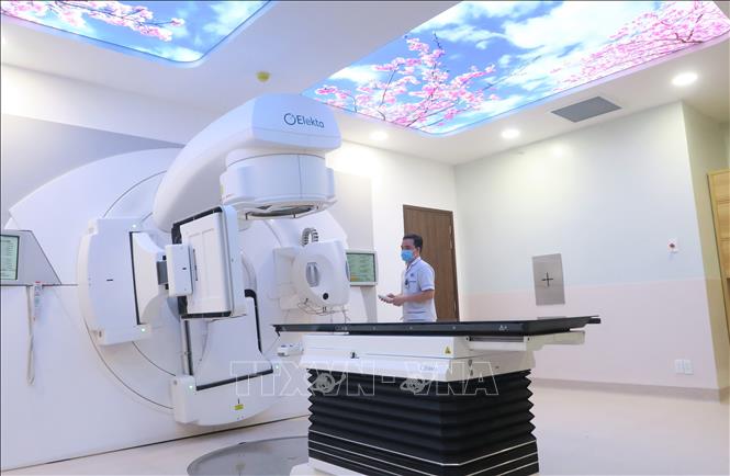 Trong ảnh: Vận hành thử máy gia tốc xạ trị hiện đại nhất Việt Nam. Ảnh: Đinh Hằng - TTXVN                               
