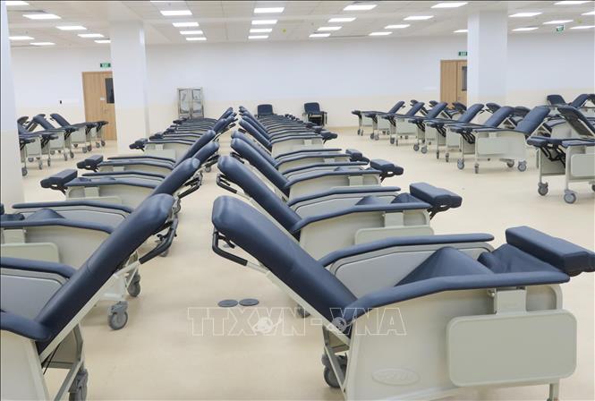 Trong ảnh: Hàng trăm ghế xạ trị trong ngày tại Bệnh viện Ung bướu cơ sở 2. Ảnh: Đinh Hằng - TTXVN                                                 