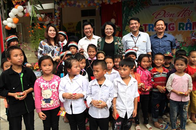 Trong ảnh: Phó Chủ tịch nước Đặng Thị Ngọc Thịnh vui trung thu với các cháu học sinh trường Phổ thông Dân tộc Nội trú Tiểu học và Trung học Cơ sở xã Xín Chải (huyện Vị Xuyên, Hà Giang). Ảnh: Minh Tâm-TTXVN