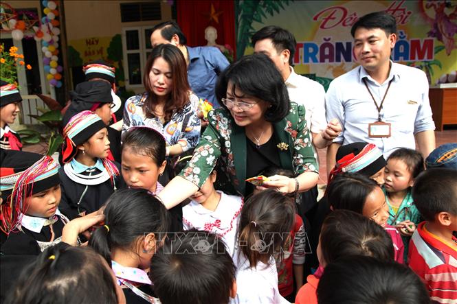 Phó Chủ tịch nước Đặng Thị Ngọc Thịnh vui trung thu với các cháu học sinh trường Phổ thông Dân tộc Nội trú Tiểu học và Trung học Cơ sở xã Xín Chải (huyện Vị Xuyên, Hà Giang). Ảnh: Minh Tâm-TTXVN