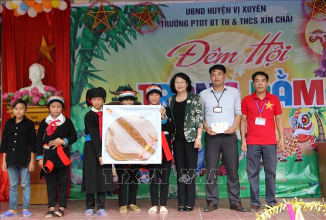 Phó Chủ tịch nước Đặng Thị Ngọc Thịnh tặng quà trung thu và trao học học bổng cho các cháu học sinh trường Phổ thông Dân tộc Nội trú Tiểu học và Trung học Cơ sở xã Xín Chải (huyện Vị Xuyên, Hà Giang). Ảnh: Minh Tâm-TTXVN