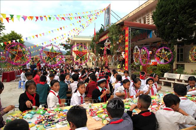 Không khí Tết trung thu ở trường Phổ thông Dân tộc Nội trú Tiểu học và Trung học Cơ sở xã Xín Chải (huyện Vị Xuyên, Hà Giang). Ảnh: Minh Tâm-TTXVN