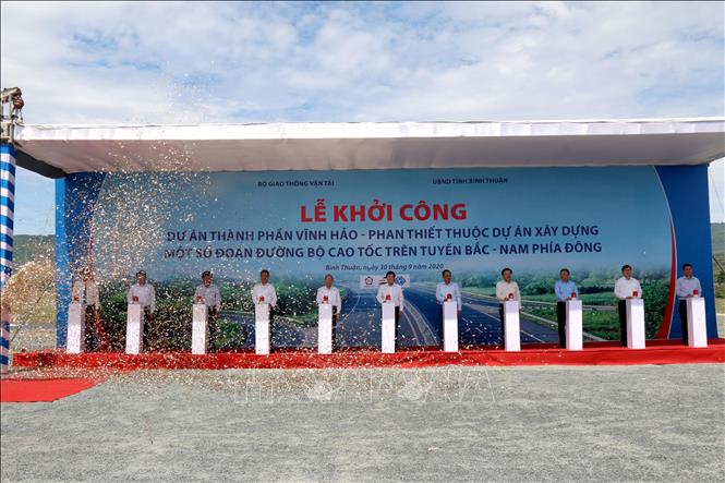 Đại biểu bấm nút phát lệnh khởi công. Ảnh: Nguyễn Thanh - TTXVN