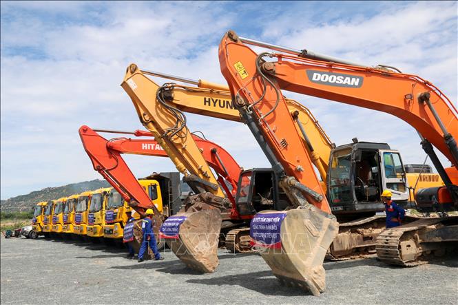 Máy móc, thiết bị phục vụ thi công đường cao tốc. Ảnh: Nguyễn Thanh - TTXVN