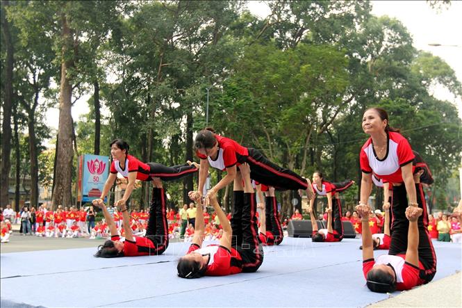 Trong ảnh: Bài Yoga của người cao tuổi, CLB dưỡng sinh Quận 2 tại hội thao “Đồng diễn Thể dục dưỡng sinh dành cho người cao tuổi” cấp thành phố năm 2019 tại thành phố Hồ Chí Minh. Ảnh: Thanh Vũ – TTXVN