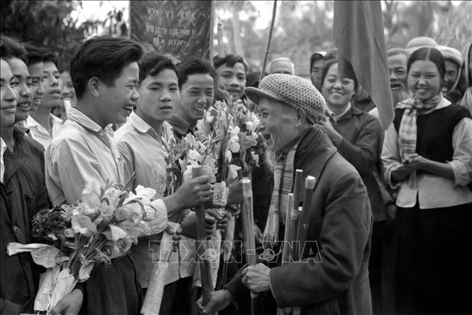 Trong ảnh: Các cụ phụ lão huyện Văn Giang (Hưng Yên) tặng gậy Trường Sơn, chúc các chàng trai lên đường ra tiền tuyến, hưởng ứng phong trào Thanh niên “Ba sẵn sàng” (tháng 8/1964), sau khi Mỹ mở rộng đánh phá bằng không quân ra miền Bắc trong kháng chiến chống Mỹ, cứu nước. Ảnh: Tư liệu TTXVN