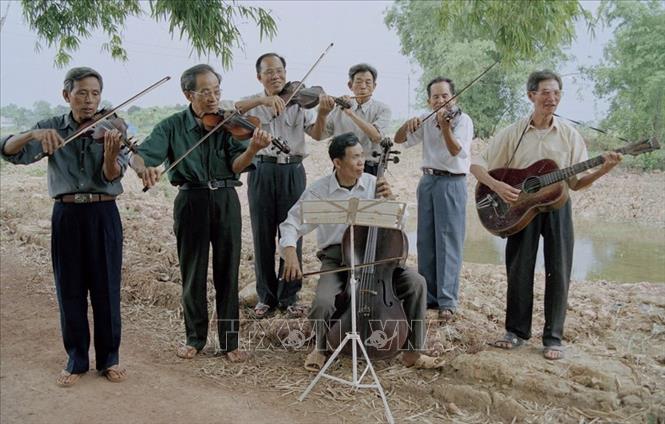 Trong ảnh: Đội nhạc công gồm các cụ trên 70 tuổi của thôn Then, xã Thái Đào, huyện Lạng Giang (Bắc Giang). Đội văn nghệ của thôn đi tham dự các Hội diễn của tỉnh và đạt được nhiều giải thưởng cao (2005). Ảnh: Đình Na - TTXVN