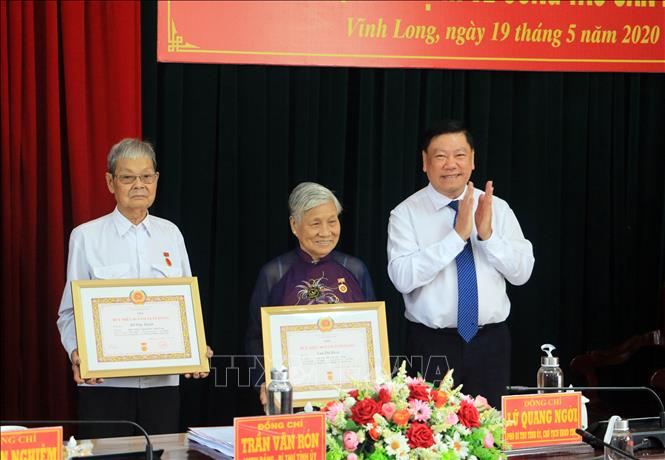 Trong ảnh: Bí thư Tỉnh ủy Vĩnh Long Trần Văn Rón trao Huy hiệu 60 năm tuổi Đảng cho các đảng viên cao tuổi Đảng (19/5/2020). Ảnh: Phạm Minh Tuấn-TTXVN
