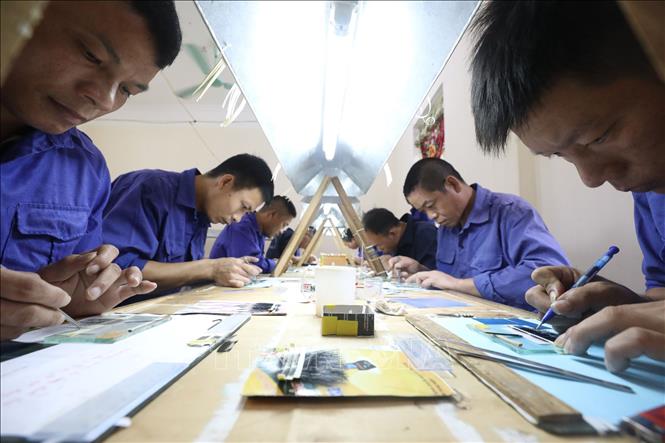 Trong ảnh: Lớp học nghề làm mi giả tại cơ sở Cai nghiện ma túy tỉnh Yên Bái. Ảnh: Anh Tuấn – TTXVN