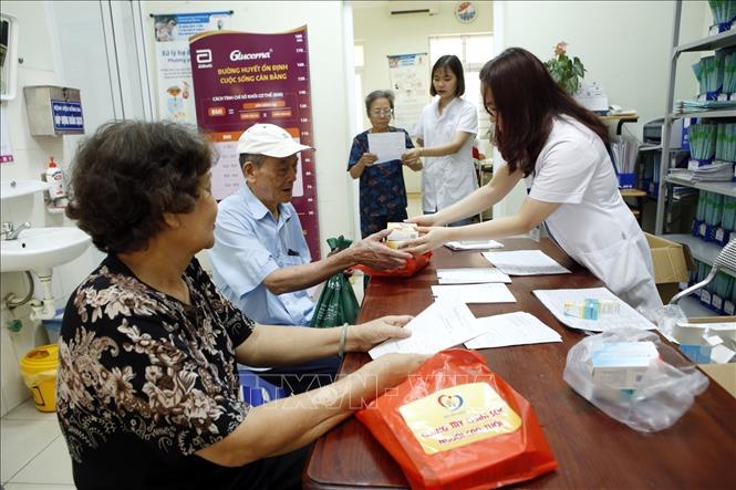 Hưởng ứng “Tháng hành động vì nguời cao tuổi” năm 2019 Bệnh viện Đa khoa Đống Đa (Sở Y tế Hà Nội) tổ chức chuỗi sự kiện hoạt động chăm sóc sức khỏe người cao tuổi.Trong ảnh: Người cao tuổi đến thăm khám sức khỏe tại Bệnh viện Đa khoa Đống Đa . Ảnh: Dương Ngọc - TTXVN