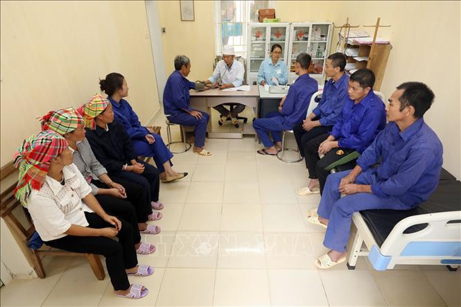Trong ảnh: Chăm sóc y tế cho các học viên cai nghiện tại cơ sở. Ảnh: Anh Tuấn – TTXVN